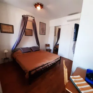 From Bed and Breakfast Le Jardin De Tesse à Toulon