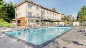 Logis Hôtel la Maison Carrée Rest. O’Carré d’Art à Méréville