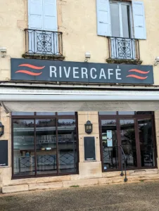 River Café à Saint-Laurent-sur-Saône