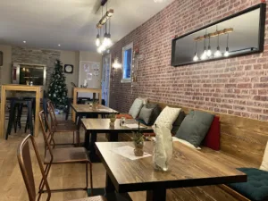 Cocotte et sa cour à Saint-Hilaire-de-Brethmas