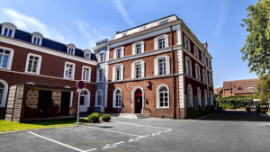 La Maison Rouge Qualys Hotel à Nux-les-Mines