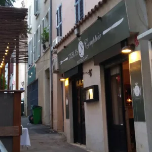 Tables et comptoir à Toulon