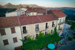 Hôtel Beauséjour Logis de France à Berre-les-Alpes