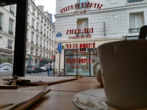 Au Coin de la Rue à Paris