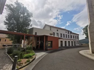Complexe Hôtelier Le Forez / Hôtel – Bar – Restaurant – Piscine – Balnéo à Le Brugeron