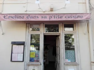 Emeline dans sa p’tite cuisine à Toulon