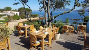 Chambre d’hôtes vue mer – Restaurant pieds dans l’eau – Bar à cocktails – CORSE DU SUD à Coti-Chiavari