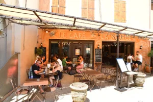 Le café de la source à Fontaine-de-Vaucluse