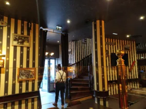 Au Bureau Laval à Laval