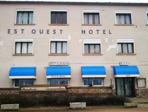 Est Ouest Hôtel à Doyet