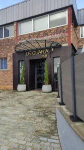 Clara Pub à Plaisir