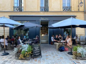 Salon sur cour à Versailles