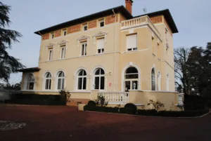 Logis Hôtel le Château Blanchard à Chazelles-sur-Lyon