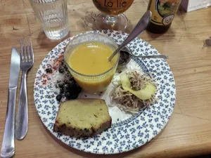 Un cheveu sur la soupe à Caen