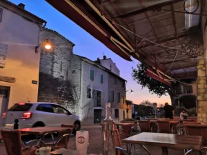 Le Saint Jean Hotel Bar Restaurant à Barbentane