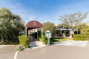 House Hotel Flag Restaurant L’amandier Beziers à Villeneuve-lès-Béziers