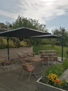 Une table dans le verger à Marchampt