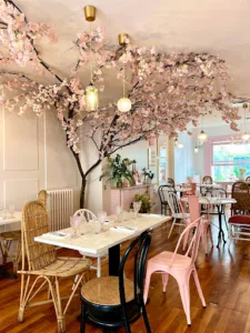 En voiture Simone à Caen