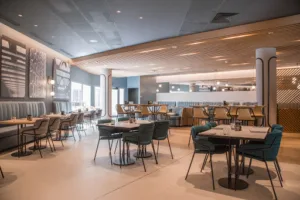 Restaurant Kitchen and Bar by Courtyard Arcueil à Arcueil