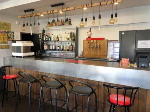 Au café du coin à Yzernay