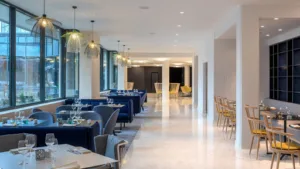 Kitchen & Bar at Courtyard CDG à Le Mesnil-Amelot