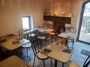 Une Table Au Soleil à Les Baux-de-Provence