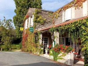 Logis Auberge de la Rivière à Les Velluire-sur-Vendée