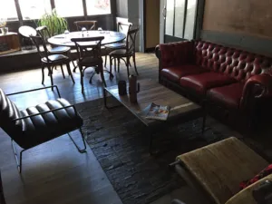 Les Coudes sur la Table à Chantepie