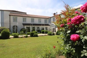 Logis Hôtel Les Tuileries à Féy