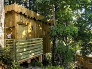 Logis Hôtel les Cabanes dans les Bois à Villalier