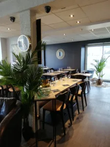 La Poule blanche à Ormes