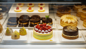 Annecy s’affirme comme une capitale émergente de la pâtisserie française, attirant des talents renommés et séduisant les amateurs de douceurs. Avec l’ouverture récente de plusieurs établissements par des chefs pâtissiers de renom, la ville voit naître une scène gourmande capable […]