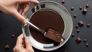 découvrez comment préparer un délicieux glaçage miroir au chocolat pour sublimer votre plat en toute simplicité. suivez nos conseils pour une touche gourmande irrésistible !