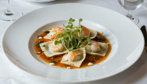 Plongez au cœur de l’évasion culinaire avec une recette qui éveille les sens : les ravioles de langoustines signées par le talentueux chef Thibault Lamarque. Alliant raffinement et simplicité, ce plat transporte vos papilles au paradis des délices marins. Cette […]