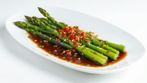 Le chef Kévin Mast, connu pour sa créativité en gastronomie, secoue le monde culinaire avec une recette aussi surprenante que rapide à réaliser. En seulement 30 minutes, préparez des asperges à l’asiatique, une fusion parfaitement équilibrée entre tradition française et […]