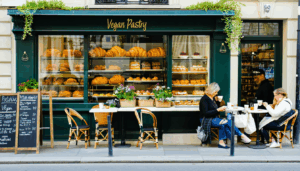 Le cœur de Paris bat aujourd’hui au rythme de la pâtisserie végane, une révolution culinaire qui séduit autant les gourmets que les amateurs de cuisine éthique. Rue Saint-Ouen, cette tendance ne cesse de croître, transformant la scène culinaire de la […]