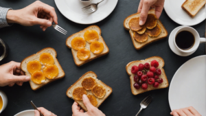 découvrez l'origine et l'importance de la tradition du 'toast' lors d'un repas à travers cet article qui explore ses origines et son symbolisme.
